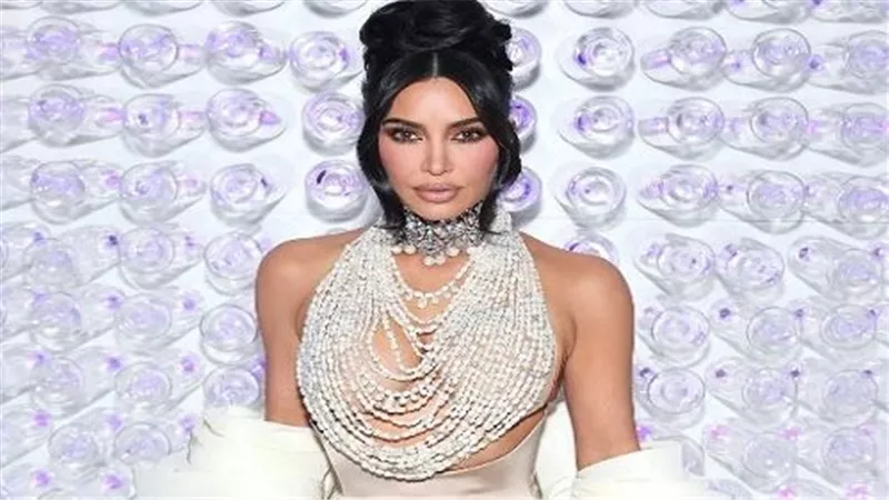 فستان مرصع باللؤلؤ والكريستال.. كيم كارداشيان ظهور متألق في حفل Met Gala