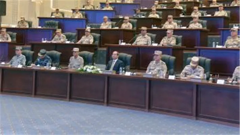 الرئيس السيسى يشيد بجهود القوات المسلحة فى حماية الحدود ودعم مقومات التنمية