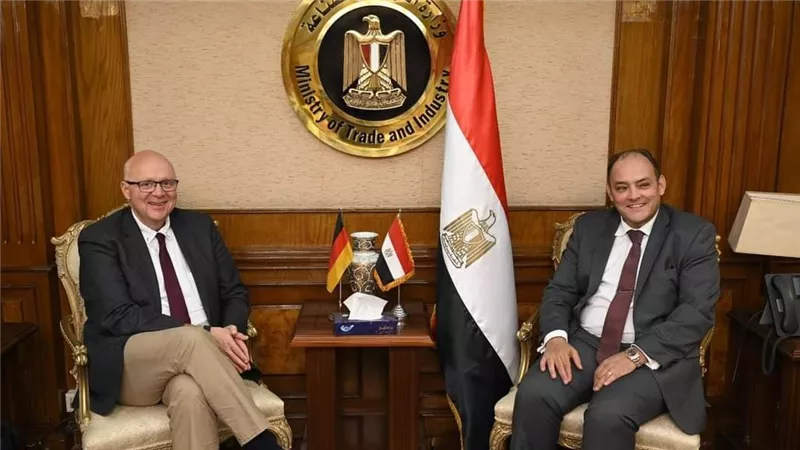وزير التجارة والصناعة يبحث مع عضو اللجنة البرلمانية للشئون الخارجية بالبرلمان الالماني سبل تعزيز التعاون