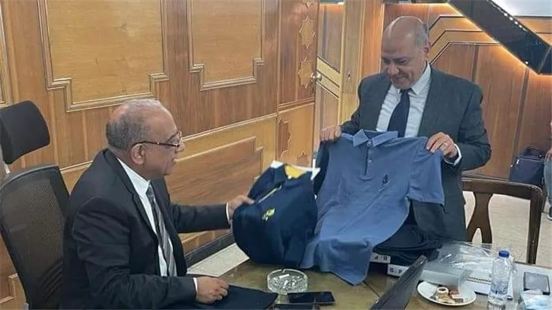 وزير قطاع الأعمال العام يجتمع بقيادات الشركة القابضة للقطن وشركة مصر للغزل والنسيج بالمحلة الكبرى