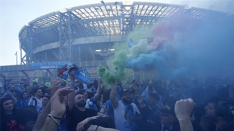 الدوري الإيطالي.. مقتل مشجع وإصابة 200 في احتفالات نابولي