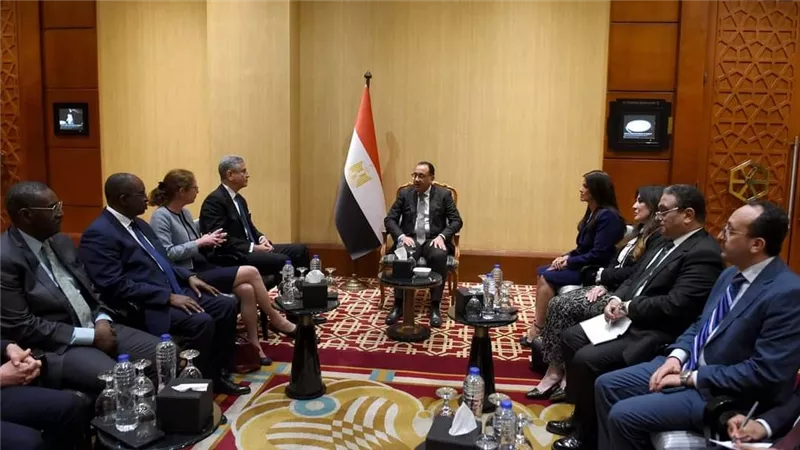 رئيس الوزراء يعقد اجتماعاً مع نائب رئيس البنك الدولي لمنطقة الشرق الأوسط وشمال أفريقيا