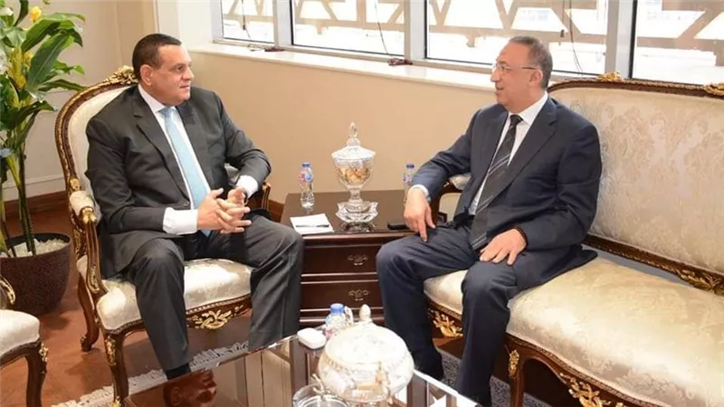 وزير التنمية المحلية يتابع مع محافظ الإسكندرية المشروعات التنموية والخدمية بالمحافظة