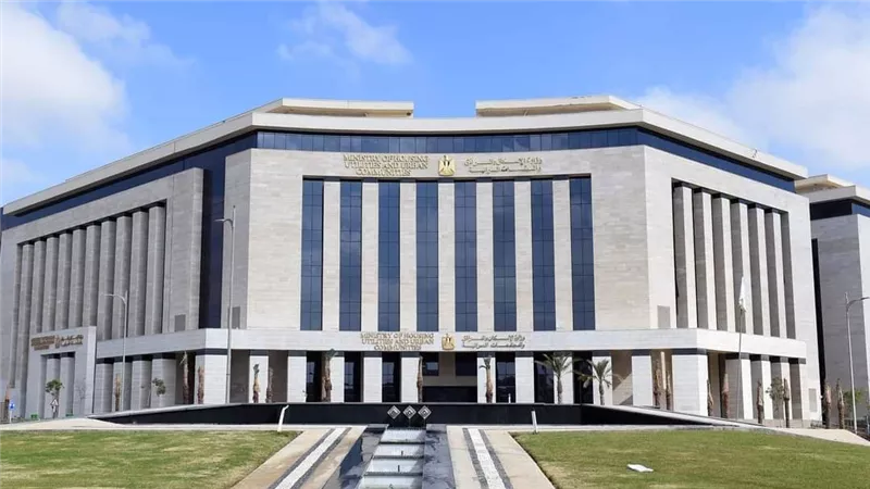 رئيس الوزراء يتفقد مقر وزارة الإسكان بالحي الحكومي