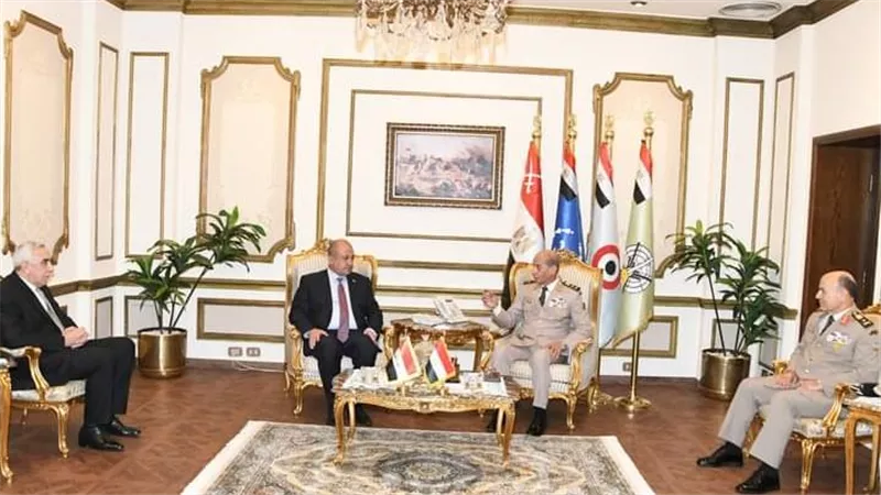  وزير الدفاع والإنتاج الحربى  يلتقى وزير دفاع جمهورية العراق