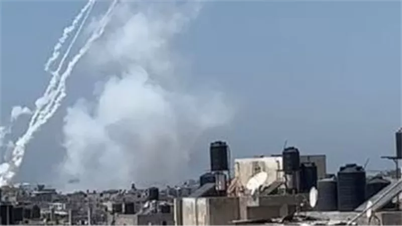 الفصائل الفلسطينية تستهدف تل أبيب بالصواريخ وتعطل الحركة بمطار بن جوريون