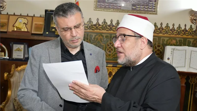 وزير الأوقاف يهدي رئيس اذاعات وتليفزيونات التعاون الاسلامي نسخة من كتاب الله