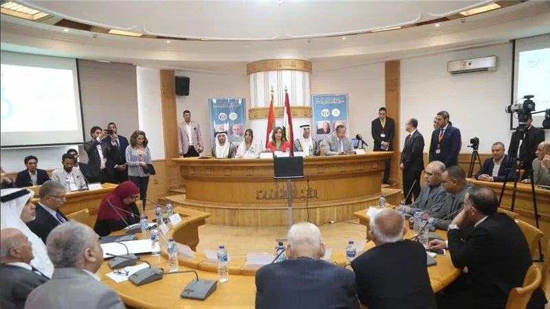 وزيرة الثقافة وسفيرة الإمارات ورئيس دائرة الشارقة يُسلمون تكريمات 