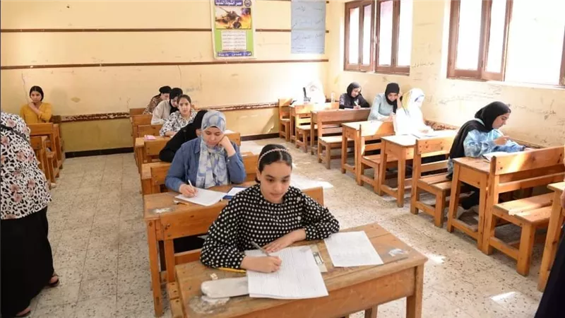 رصد مخالفة وتحويل طالبتين ومراقب للتحقيق  لتصوير ورق الأسئلة بالشهادة الإعدادية بالدقهلية 