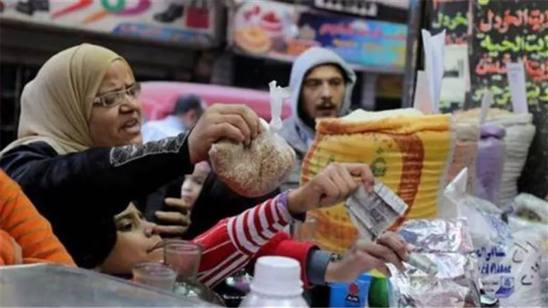  الحكومة تكشف حقيقة إلغاء الدعم العيني للسلع التموينية وتحويله إلى دعم نقدي 