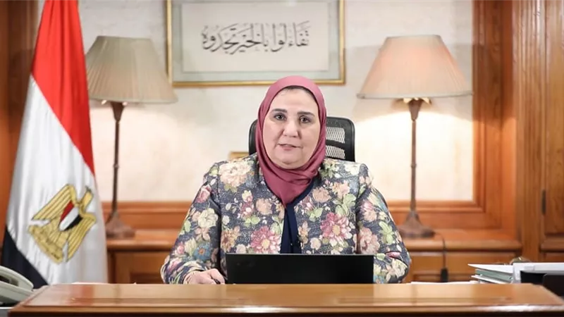 وزيرة التضامن تعلن الانتهاء من صرف تعويضات حادث  طريق «الخارجة - أسيوط»