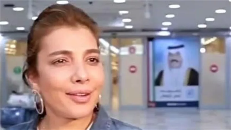 بدون مكياج.. أحدث ظهور لـ أصالة مع زوجها في مطار الكويت