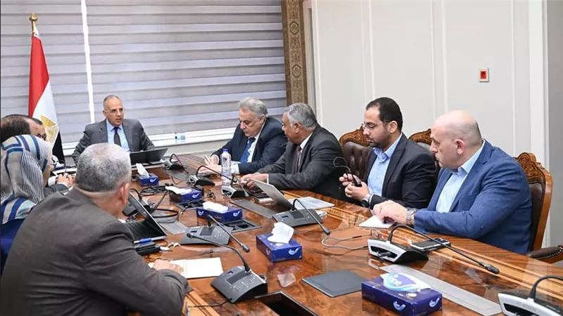 سويلم يتابع موقف مشروعات إعادة إستخدام مياه الصرف الزراعى