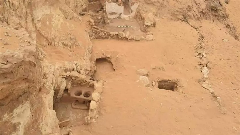 الآثار: الكشف عن عدد من الأبنية والدفنات من العصور المتأخرة بمحافظة أسيوط 