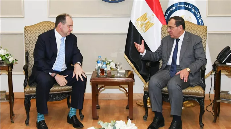 وزير البترول يبحث مع رئيس 