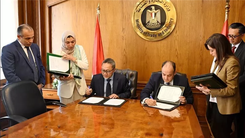 وزير التجارة والصناعة يبحث مع نظيره الإندونيسي سبل تعزيز التعاون التجاري والصناعي والاستثماري بين البلدين 