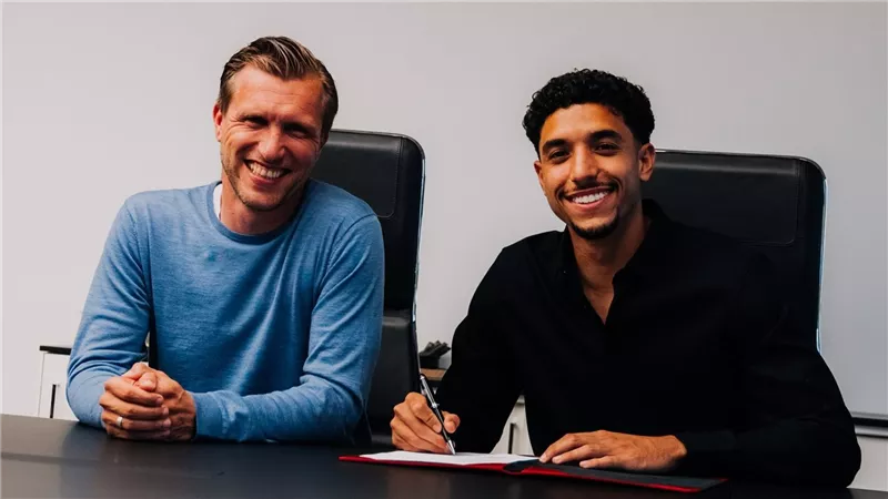 يرتدي رقم 7.. فرانكفورت يعلن ضم عمر مرموش حتى 2027