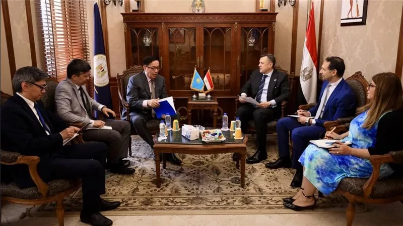 وزير السياحة والآثار يلتقي سفير جمهورية كازاخستان في القاهرة 