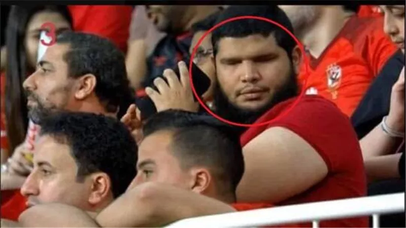 ظهر في السوبر.. قصة مشجع الأهلي الكفيف: يعمل إمام مسجد