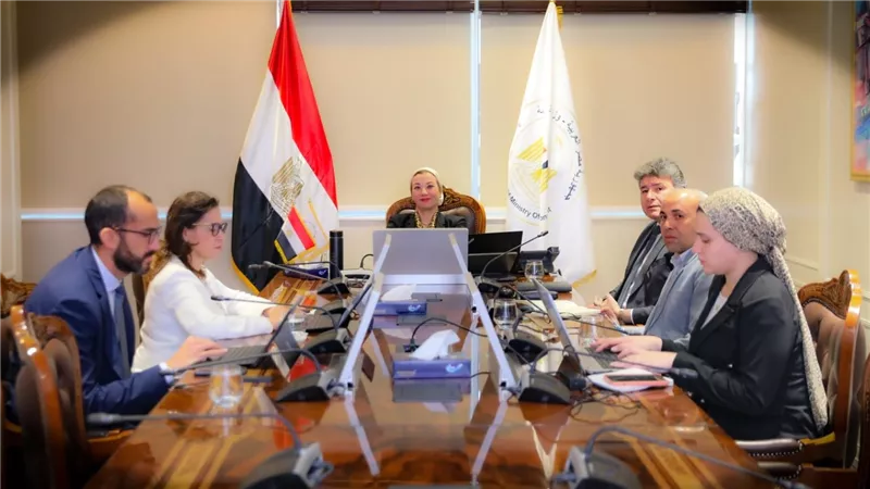 وزيرة البيئة تبحث سبل تهيئة المناخ الداعم لتطبيق سياسة المسئولية الممتدة للمنتج والاستراتيجية الوطنية