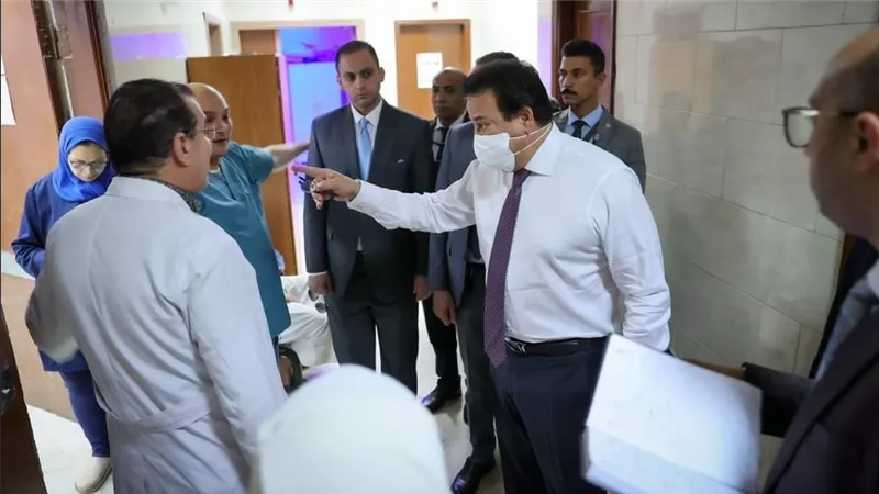 أثناء جولة مفاجأة.. وزير الصحة يوجه بفتح تحقيق مع المسؤولين عن أمن ونظافة مستشفى حلوان والنقص الحاد في المستلزمات الأساسية بالعيادات الخارجية