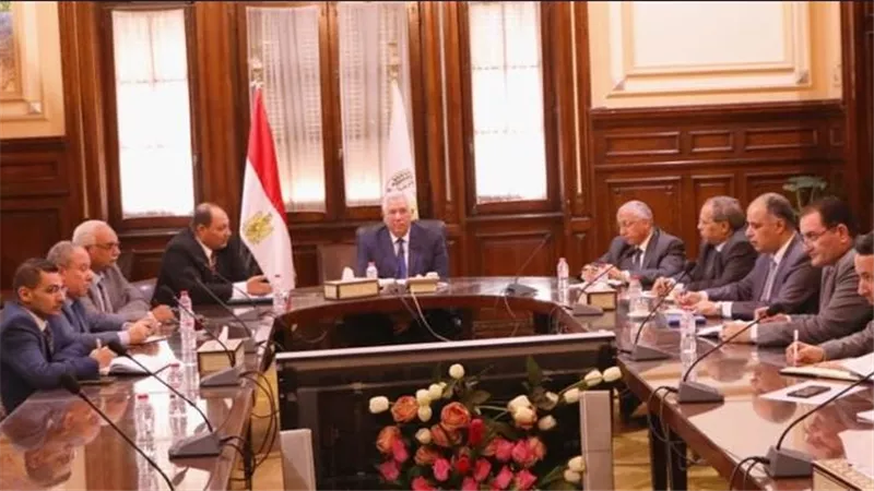 وزير الزراعة يتابع مع قيادات الوزارة حصاد القمح  ويوجه بتشجيع المزارعين على توريد المحصول 