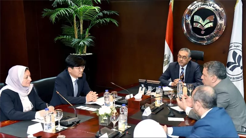 الرئيس التنفيذي للهيئة العامة للاستثمار والمناطق الحرة ورئيس شركة سامسونج- مصر يبحثان خطط الشركة التوسعية