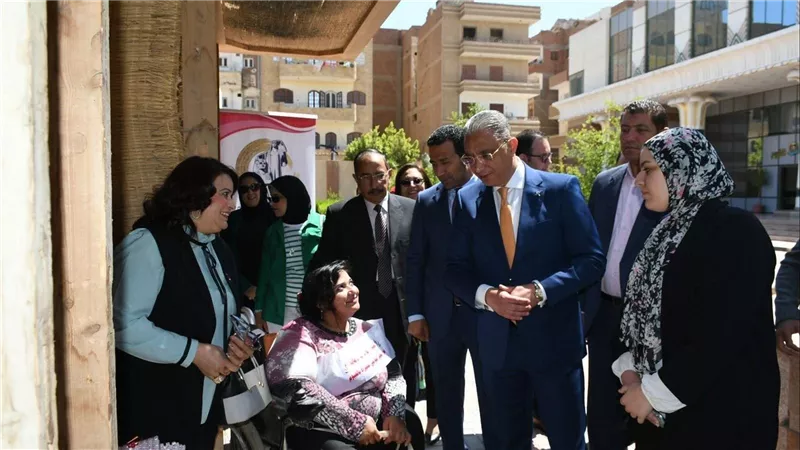 محافظ الفيوم يبحث آليات التوسع في تنظيم معارض وورش تدريبية لمنتجي الحرف اليدوية 