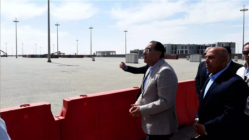 رئيس الوزراء يتفقد ميناء السادس من أكتوبر الجاف بعد تشغيله تجريبياً خلال مؤتمر المناخ COP27