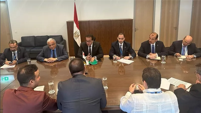 وزير الصحة يناقش مع نظيره الكوبي التعاون في تصنيع الأدوية وأبحاث تطوير وإنتاج اللقاحات  