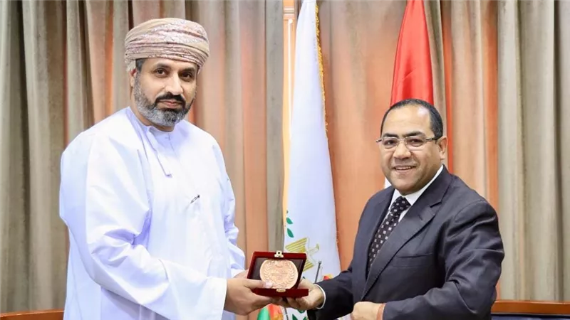 رئيس التنظيم والإدارة يستقبل وزير العمل العماني ويبحثان تعزيز التعاون المشترك