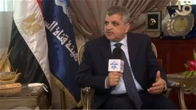 رئيس قناة السويس: 4 قاطرات وفرق إنقاذ تعاملت مع عطل سفينة 