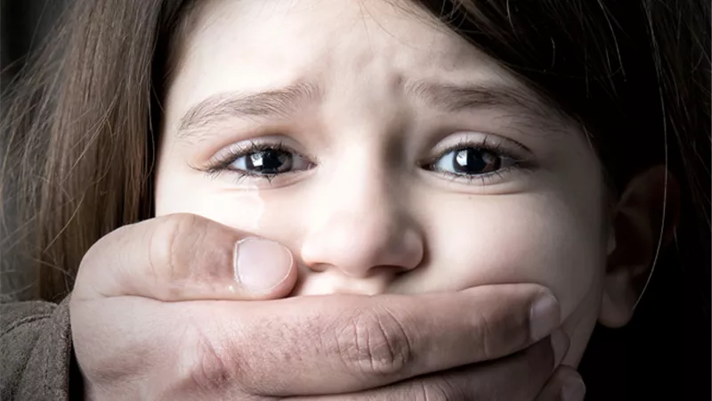 التحقيق مع الاب المتهم بالتعدي جنسيًا على طفلتيه بالمقطم