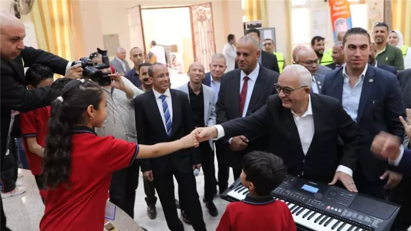 وزير التربية والتعليم ومحافظ الوادي الجديد يتفقدان مجمع ٣٠ يونيو الحكومي