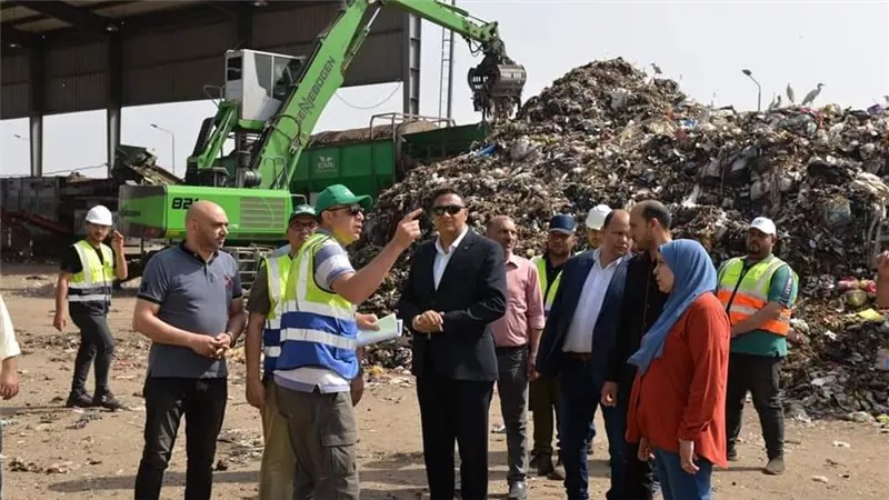 بالصور.. مختار في جولة مفاجئة بمصنع تدوير المخلفات بمنطقة سندوب بالدقهلية 