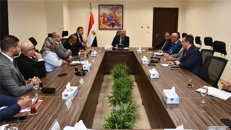 وزير الإسكان يناقش مع أعضاء غرفة التطوير العقاري سبل دعم ومساندة قطاع التطوير العقارى
