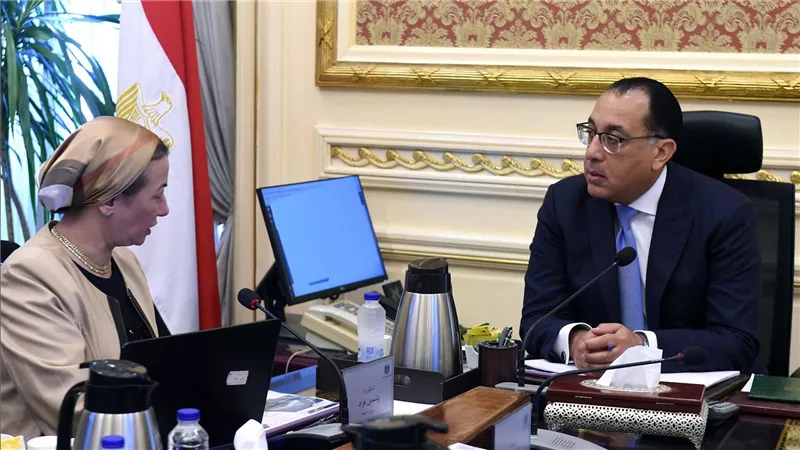 رئيس الوزراء يلتقي وزيرة البيئة لمتابعة عدد من ملفات عمل الوزارة