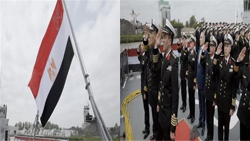 قائد القوات البحرية يرفع العلم المصرى على الفرقاطة 
