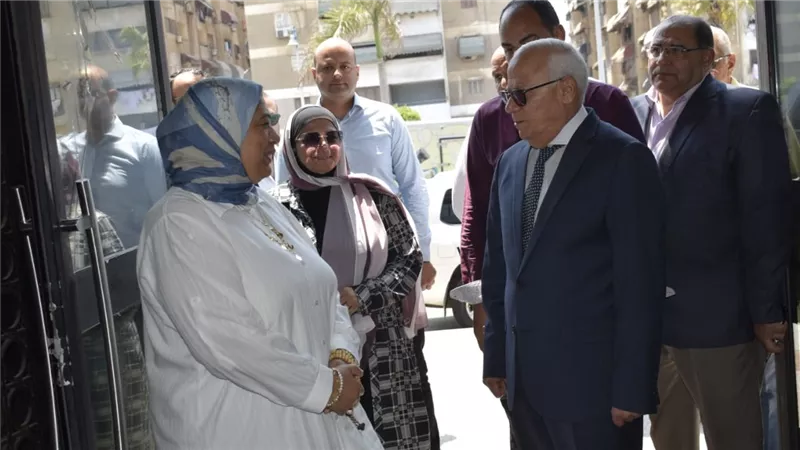 محافظ بورسعيد يتفقد مركز خدمة المستثمرين التكنولوجي