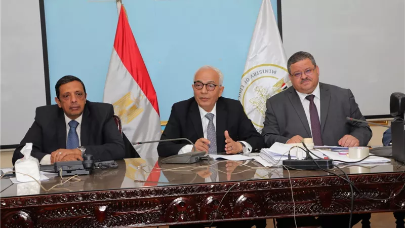وزير التربية والتعليم يتابع سير امتحانات الدبلومات الفنية من غرفة العمليات المركزية بالوزارة
