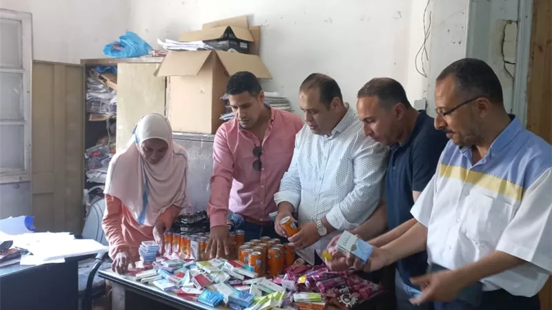 ضبط سلع غذائية منتهية الصلاحية بوسط الإسكندرية 
