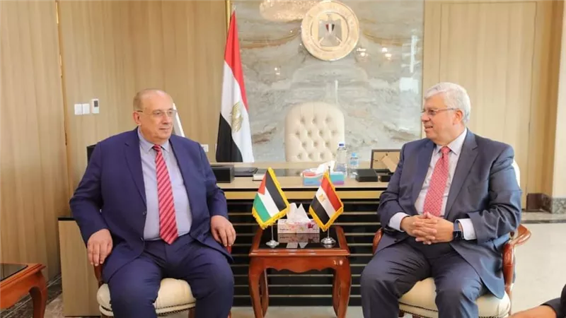 وزير التعليم العالي يلتقي نظيره الفلسطيني لبحث سبل التعاون المشترك