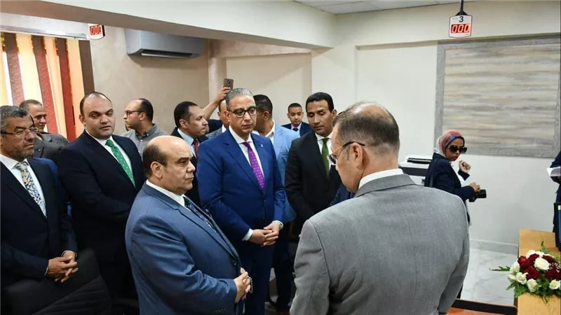 محافظ الفيوم ورئيس لجنة الإسكان بمجلس النواب ومساعدا وزير العدل يفتتحون مقراً جديداً للشهر العقاري
