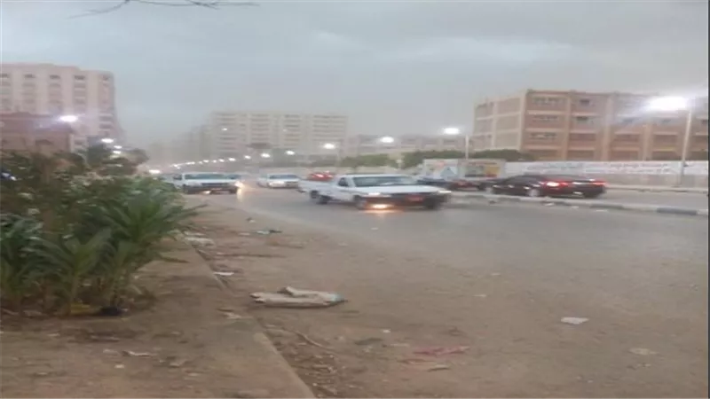 عاصفة ترابية تحيل نهار السويس إلى ظلام