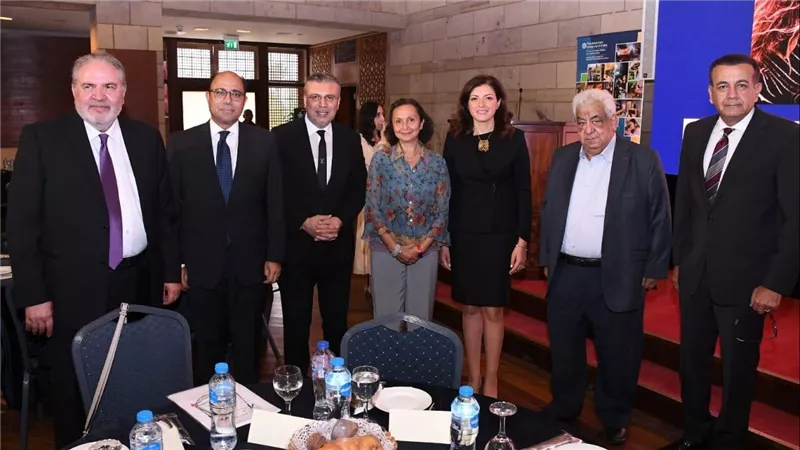 الجامعة الأمريكية تمنح جائزة الإنجاز مدي الحياه للإعلامي عمرو الليثي