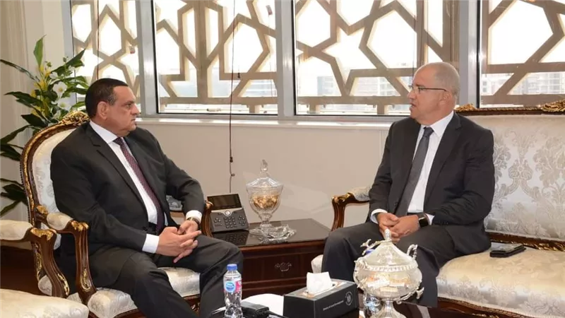 وزير التنمية المحلية يتابع مع رئيس اتحاد الصناعات المصرية الموقف التنفيذي لمبادرة 