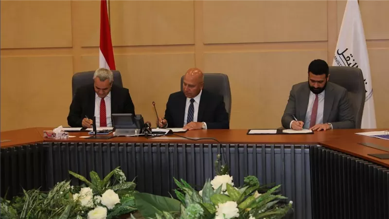 وزير النقل يشهد توقيع عقد إصدار أول ترخيص في مصر لنقل الركاب 