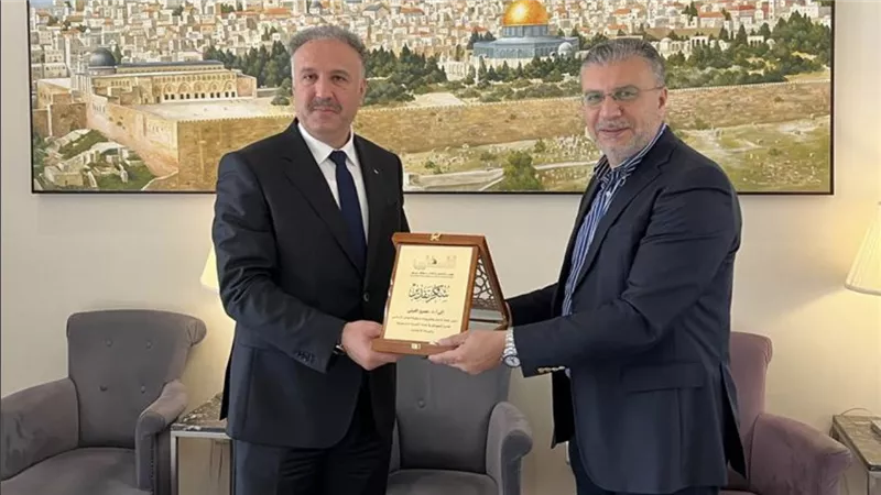 وزير الإعلام الفلسطيني يكرم الدكتور عمرو الليثي ويهديه درع وزارة الإعلام