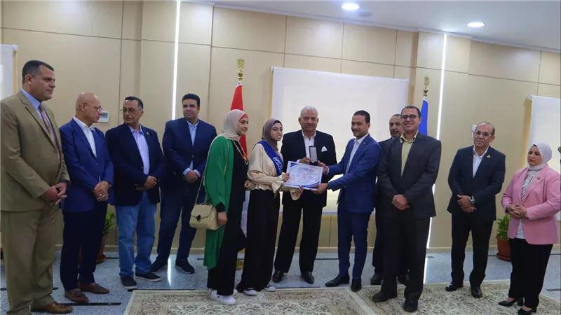 محافظ السويس يكرم أوائل الشهادة الإعدادية بحضور نواب المحافظة