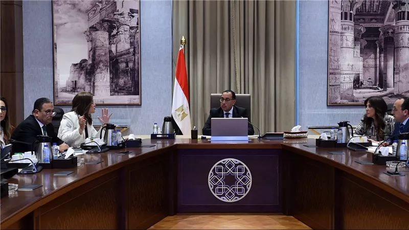 رئيس الوزراء يجتمع مع أعضاء المجلس الاستشاري الاقتصادي